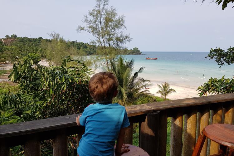 Lille Holger nyder udsigten ud over Coconut Beach fra restauranten. Martine Lind Krebs