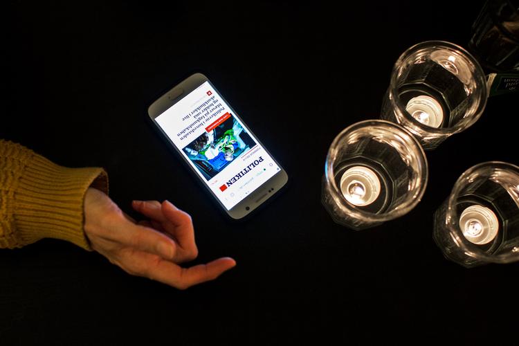 Lisbeth Axelsen læser udelukkende Politiken på sin mobil. Morgen og aften. Emma Sejersen/POLFOTO