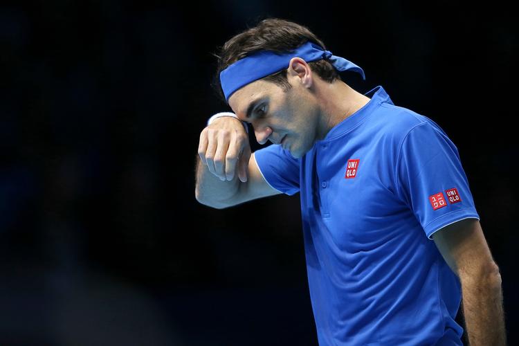 Roger Federer er ekstremt populær hos både tennisfans og turneringsarrangører, men ikke alle er tilfredse med, at han får særligt gode vilkår. I London er schweizeren lørdag fremme i semifinalen ved sæsonafslutningen ATP Finals. Tim Ireland/AP