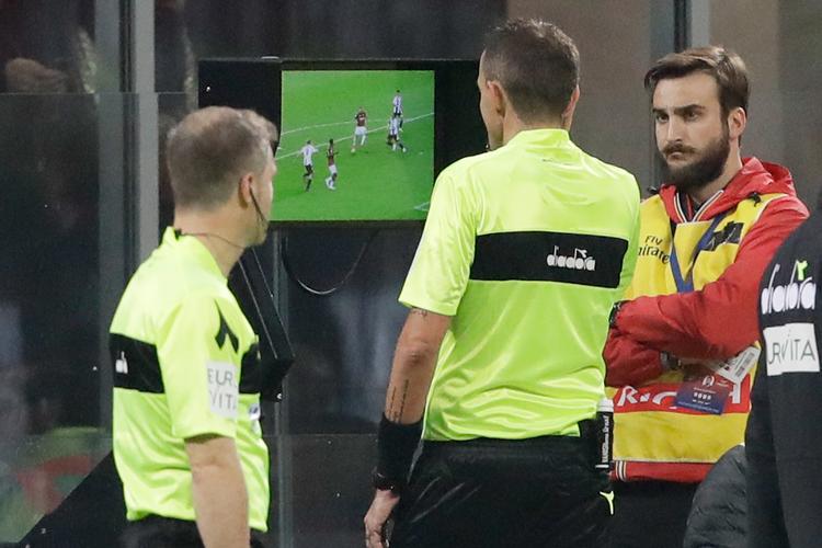 VAR-systemet er i brug i flere europæiske ligaer. Her et eksempel fra den italienske Serie A, hvor dommer Silvio Mazzoleni studerer en situation i kampen Milan-Juventus for nylig. Luca Bruno/AP