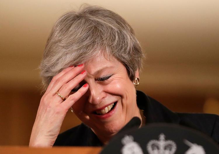 
    Premierminister Theresa Mays politiske liv blev torsdag sat endnu mere under pres, end det hidtil har været. Og det siger ikke så lidt. Alene torsdag forlod endnu en flok ministre hendes regering, og hun er blevet stadig mere isoleret og presset af både Remainers, dem, der helst ville være blevet i EU, og af Brexiteers, dem, der hele tiden har villet ud. Koste, hvad det vil. (Photo by Matt Dunham / POOL / AFP)
   Matt Dunham/Ritzau Scanpix