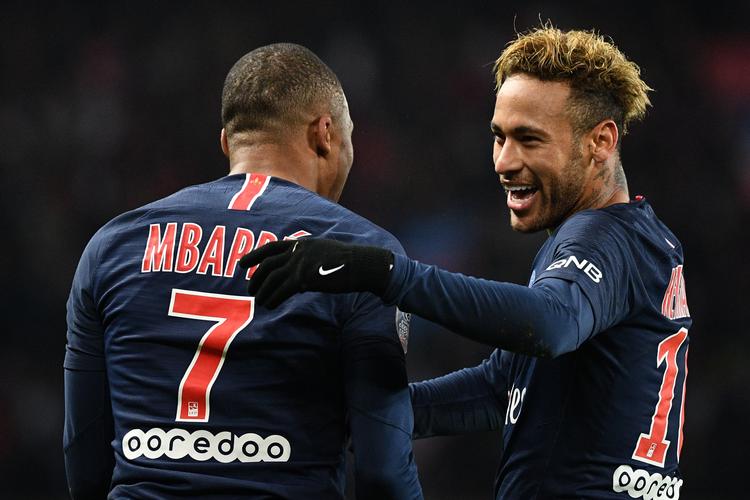 Kylian Mbappé og Neymar har kostet PSG-ejerne i omegnen af 3 milliarder kroner, og den franske klub er taget i brud på Uefa's regler om Financial Fairplay. Franck Fife/Ritzau Scanpix