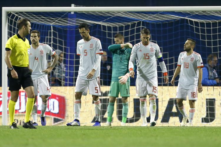 
    Torsdag fulgte Spanien op på nederlaget til England med at tabe 2-3 ude til Kroatien i Nations League, da Tin Jedvaj blev dobbelt målscorer for kroaterne i overtiden.
Dermed er gruppe 4 helt åben, inden England møder Kroatien søndag. Spanien har seks point for fire kampe. Både England og Kroatien har fire point og mangler at mødes. (AP Photo/Darko Bandic)
   Darko Bandic/AP