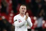 
  Rooney fik  æren af trøjenummer 10 samt at bære det gule anførerbind i sin sidste optræden for England. Og han fik masser af klapsalver samt et kram af landstræner Gareth Southgate i midtercirklen, da kampen var fløjtet af. (AP Photo/Alastair Grant)
   Alastair Grant/AP