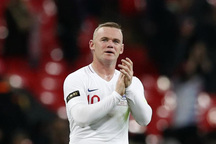 
  Rooney fik  æren af trøjenummer 10 samt at bære det gule anførerbind i sin sidste optræden for England. Og han fik masser af klapsalver samt et kram af landstræner Gareth Southgate i midtercirklen, da kampen var fløjtet af. (AP Photo/Alastair Grant)
   Alastair Grant/AP
