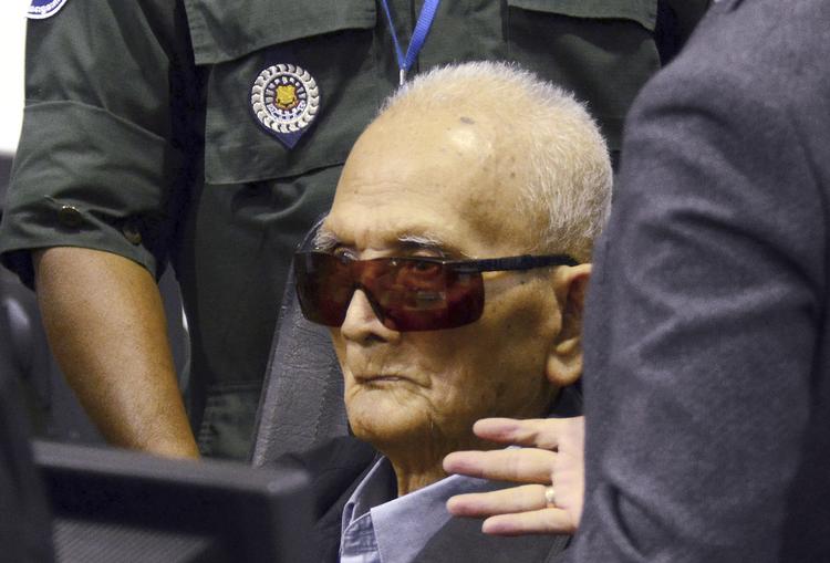 92-årige Nuon Chea, der også er kendt som 'bror nummer to' og som blev anset som De Røde Khmerers chefideolog i retten fredag den 16 november 2018. Han blev sammen med en anden Khmer-leder, Khieu Samphan, idømt fængsel på livstid. Nhet Sok Heng/AP