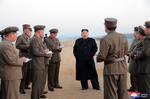 I dette udaterede billede udsendt af den nordkoreanske regering overværer landets leder, Kim Jong Un, en våben test på Academy of National Defense Science. /AP