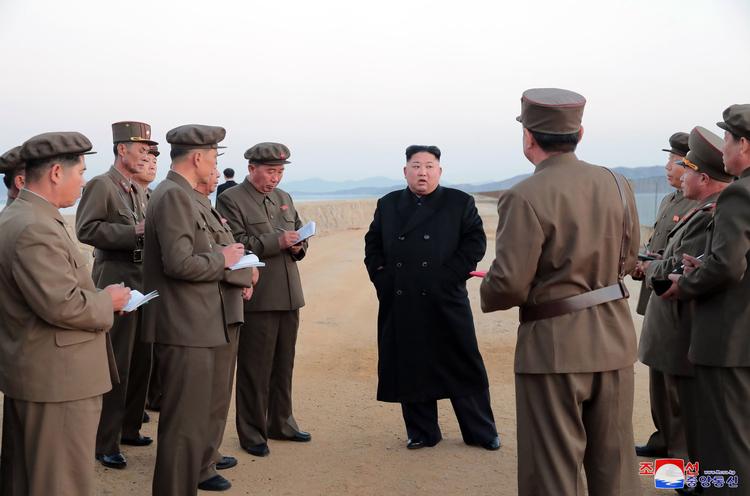 I dette udaterede billede udsendt af den nordkoreanske regering overværer landets leder, Kim Jong Un, en våben test på Academy of National Defense Science. /AP