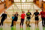 Instruktører fra Skiklubben Hareskov synes åbenbart, det er sjovt at mødes hver søndag i medborgerhuset Prismen på Amager - også selv om der ikke er særlig megen sne. Per Munch