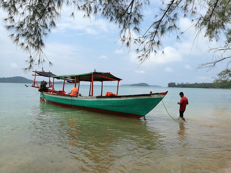 På Koh Rong og fra Sihanoukville inde på kysten er der masser af turbåde, som sejler turister rundt til de forskellige strande og gode snorklingsteder. Martine Lind Krebs