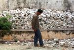 En cambodianer går forbi en af de ligdynger, khmer rouge efterlod. Arkivfoto. Richard Vogel/AP