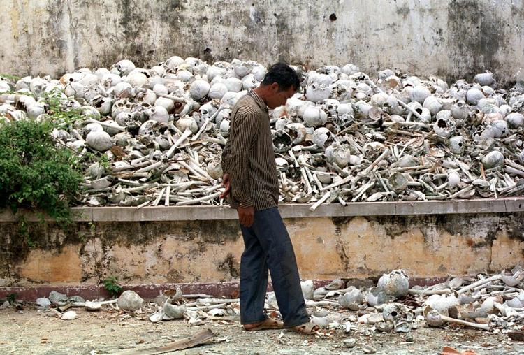 En cambodianer går forbi en af de ligdynger, khmer rouge efterlod. Arkivfoto. Richard Vogel/AP