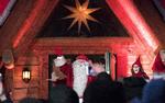 Et træplaster af de helt store. Antallet af turister til finsk Lapland bliver ved med at stige. Blandt andet på grund af ham her. Laura Haapamaki/AP/AP