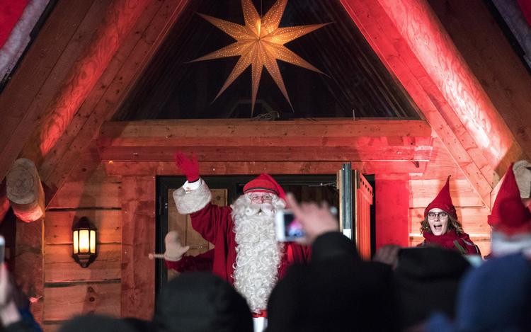 Et træplaster af de helt store. Antallet af turister til finsk Lapland bliver ved med at stige. Blandt andet på grund af ham her. Laura Haapamaki/AP/AP