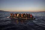 Flygtninge og migranter på vej til Lesbos d. 24 december 2015.

   Arkivfoto Santi Palacios
