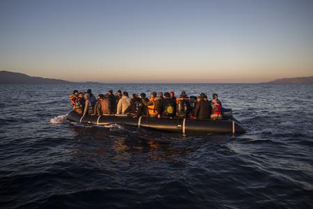 Flygtninge og migranter på vej til Lesbos d. 24 december 2015.

   Arkivfoto Santi Palacios