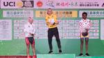 Ilya Davidenok er i sin nyerhvervede gule førertrøje i fuld gang med champagnefesten ved hyldestseancen efter 3. etape i Tour of Fuzhou sammen med nr. 1 i ungdomskonkurrencen Xianjing Lyu (t.v.) og bjergkongen Hanibal Tesfay. 