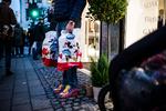 Vi vil gerne give julegaver, men mange danskere har også en ide om, at der skal være måde med gavegiveriet Stine Tidsvilde/POLFOTO