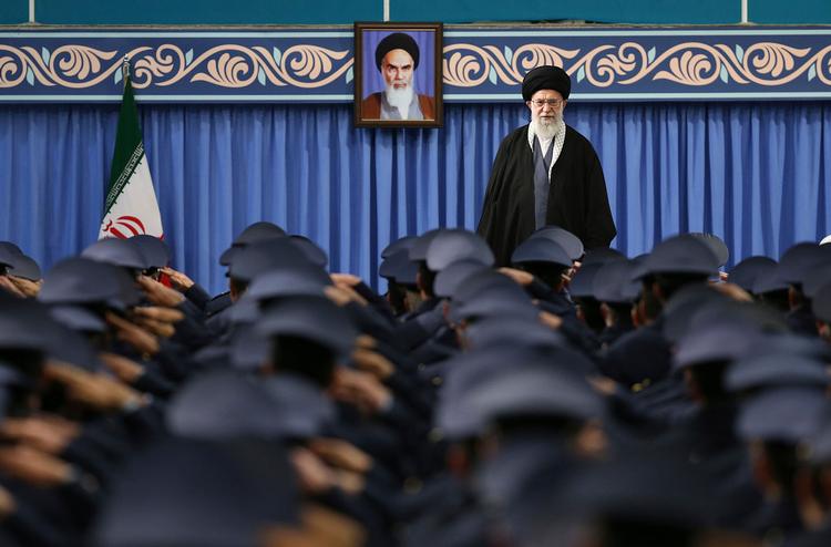 Irans leder, ayatollah Ali Khamenei, risikerer nye sanktioner fra EU. En sag, som ikke mindst Danmark arbejder for. /AP