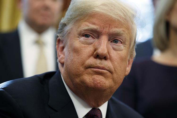 Den amerikanske præsident, Donald Trump, siger til journalister, at han er klar med sine svar til den særlige anklager, Robert Mueller, der undersøger om Rusland blandede sig i det amerikanske præsidentvalg i 2016. Evan Vucci/AP