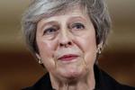 Det er stadig Theresa May, der har bolden, men hun har ikke mange at spille den til.  Matt Dunham/AP