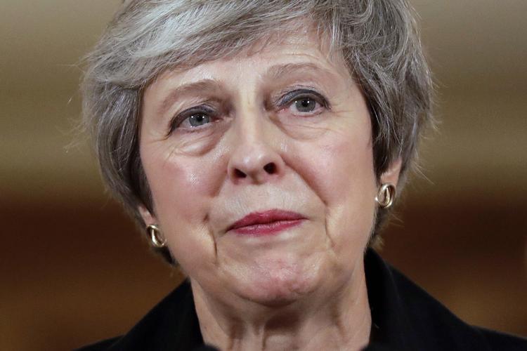 Det er stadig Theresa May, der har bolden, men hun har ikke mange at spille den til.  Matt Dunham/AP