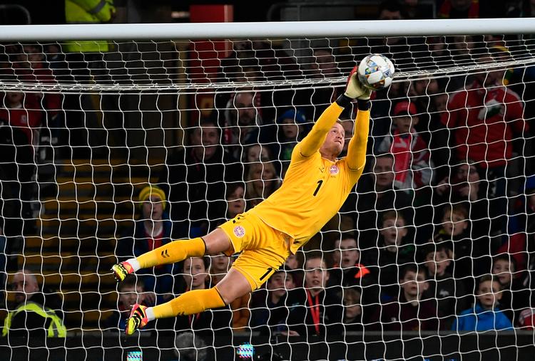 En af Kasper Schmeichels to store redninger på afslutninger fra Gareth Bale, men til sidst fik Real Madrid-stjernen alligevel overlistet den danske målmand. Lars Poulsen/POLFOTO