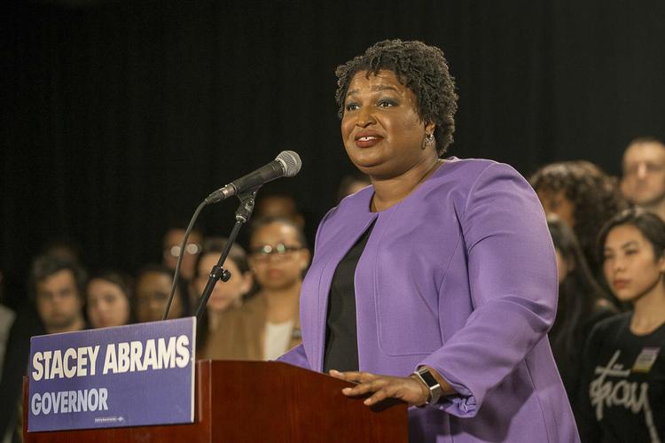 Som en kvinde med samvittighed og tillid kan jeg ikke anerkende det«, lyder det fra demokratiske Stacey Abrams, der har opgivet kampen for at vinde guvernørvalget i delstaten Georgia. Alyssa Pointer/AP