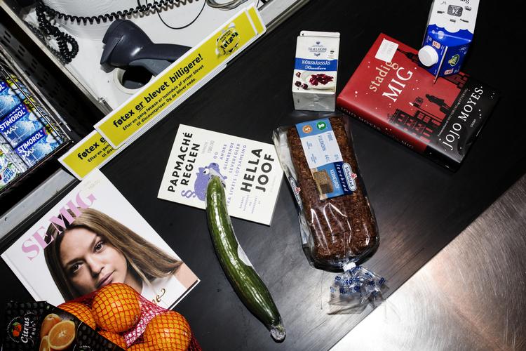 Hvor man hidtil i bedste fald kunne smuglæse Se & Hørs forside i Bilka-køen, er det faktisk nu muligt at købe ægte litteratur. Det er nemlig ikke kun krimier og selvhjælpsbøger, der lokker læsere til. De bidrager til bundlinjen og er samtidig vidnesbyrd om, at der ikke er modsætninger mellem at have modtaget kunststøtte undervejs til tinderne og være bestseller i Bilka, skriver museumsdirektør Ulla Tofte. Emma Sejersen/POLFOTO