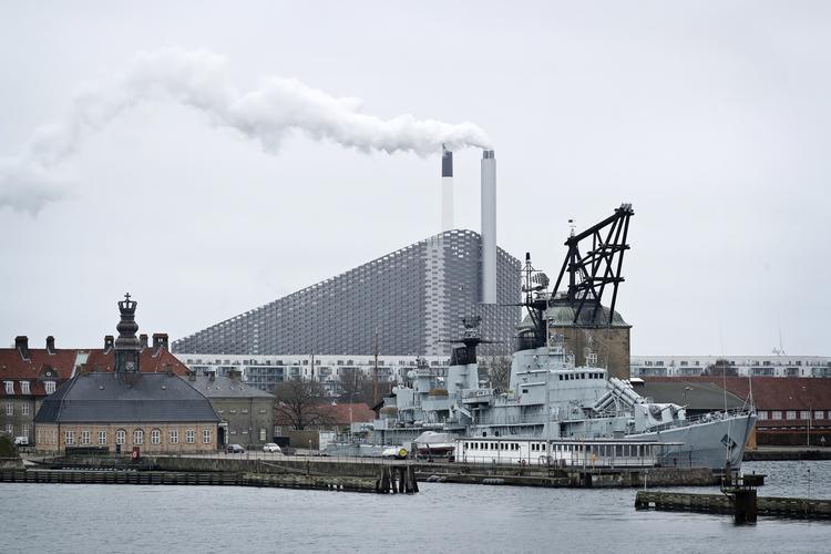 det blev en dyr fornøjelse, at opførelsen af Amager Bakke blev forsinket, og selskabet bag måtte betale for at få opbevaret de møbler, der var købt ind til det nye anlæg. Jens Dresling/POLFOTO