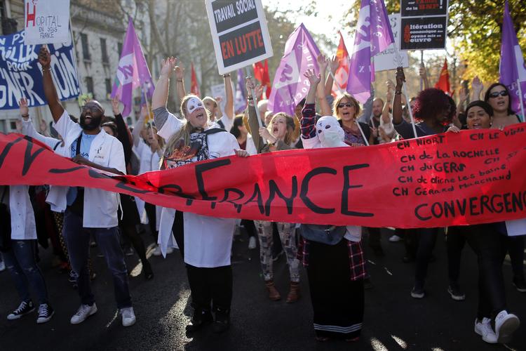 
    I kamp, står der på banneret fra en af mange protester mod præsident Macrons politik. Nu risikerer de at kulminere i ny vold lørdag i Paris og provinsen Thibault Camus/AP