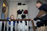 Sidste år var chefredaktør Christian Jensen på besøg hos læser Katrine Kruse Larsen og hendes familie. I år var det Susanne Tøttenborg, der lagde hus - og 60 års fødselsdagsmiddag - til.  Henriette Dæhli/POLFOTO