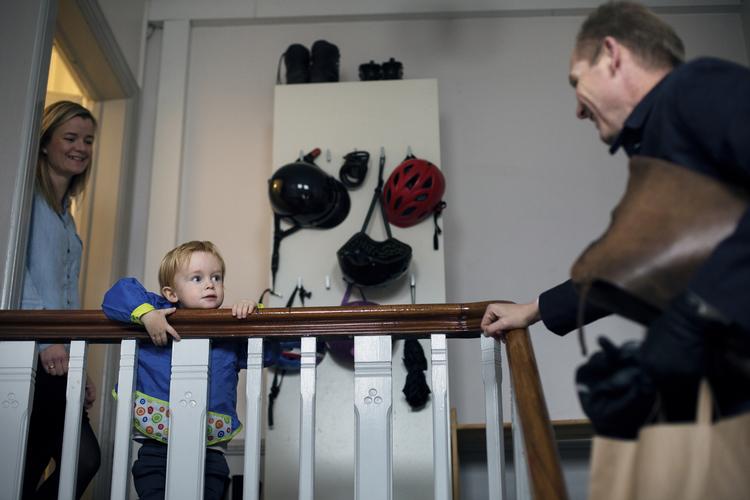 Sidste år var chefredaktør Christian Jensen på besøg hos læser Katrine Kruse Larsen og hendes familie. I år var det Susanne Tøttenborg, der lagde hus - og 60 års fødselsdagsmiddag - til.  Henriette Dæhli/POLFOTO
