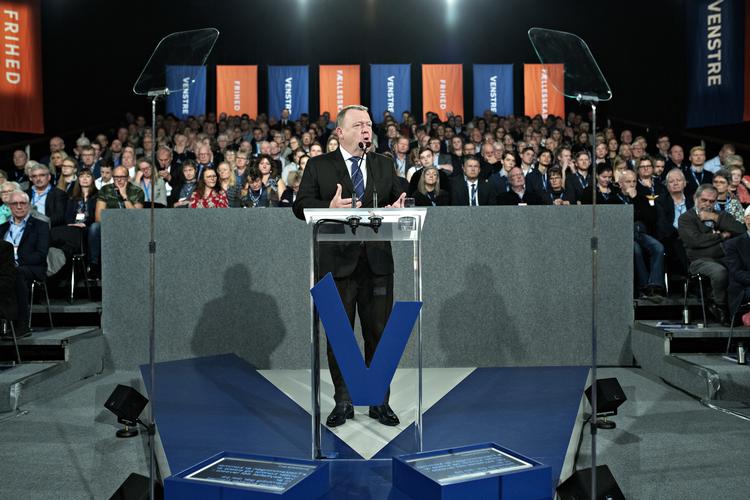 »Det er ikke nemt at bede familier rejse hjem, hvis de faktisk er faldet til. Hvis forældrene arbejder og børnene taler dansk. Hvis de indgår positivt i vores fællesskab. Men det er alligevel det moralsk rigtige. Vi skal ikke gøre flygtninge til indvandrere«, siger statsminister Lars Løkke Rasmussen til Venstres Landsmøde. Jens Nørgaard Larsen/Ritzau Scanpix