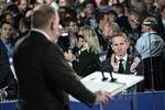Hvem skal være formand for partiet, når statsminister Lars Løkke Rasmussen (V) en dag ikke er det længere? Partiets næstformand, Kristian Jensen, er ikke meget for at tale om emnet.
»Når det igen bliver aktuelt, har alle medlemmer ret til at stille op. Venstre går ind for konkurrence. Alle medlemmer har mulighed for at stille op. Og det er det, jeg har at sige«, lyder det. Jens Nørgaard Larsen/Ritzau Scanpix
