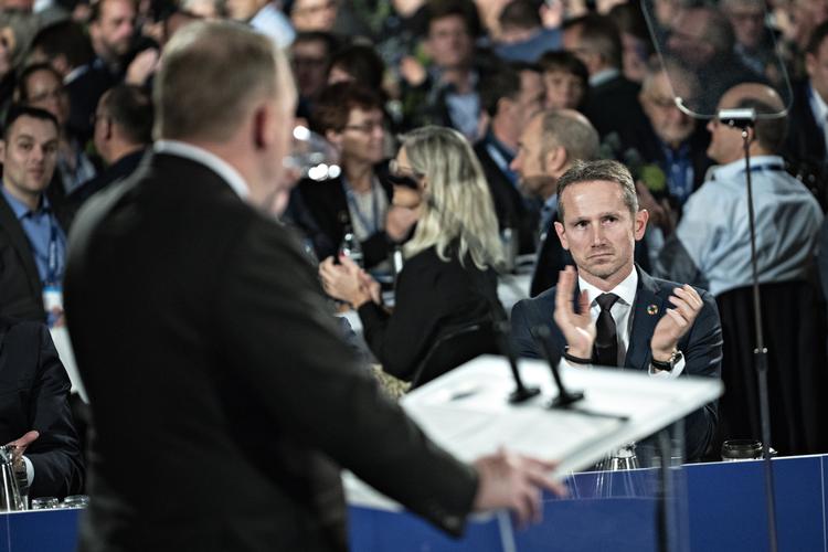 Hvem skal være formand for partiet, når statsminister Lars Løkke Rasmussen (V) en dag ikke er det længere? Partiets næstformand, Kristian Jensen, er ikke meget for at tale om emnet.
»Når det igen bliver aktuelt, har alle medlemmer ret til at stille op. Venstre går ind for konkurrence. Alle medlemmer har mulighed for at stille op. Og det er det, jeg har at sige«, lyder det. Jens Nørgaard Larsen/Ritzau Scanpix
