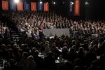 Venstre-baglandet er splittet nogenlunde 50/50 i spørgsmålene om håndtrykskrav og tildækningsforbud, viser en rundspørge, Ritzau har foretaget. Martin Lehmann/POLFOTO