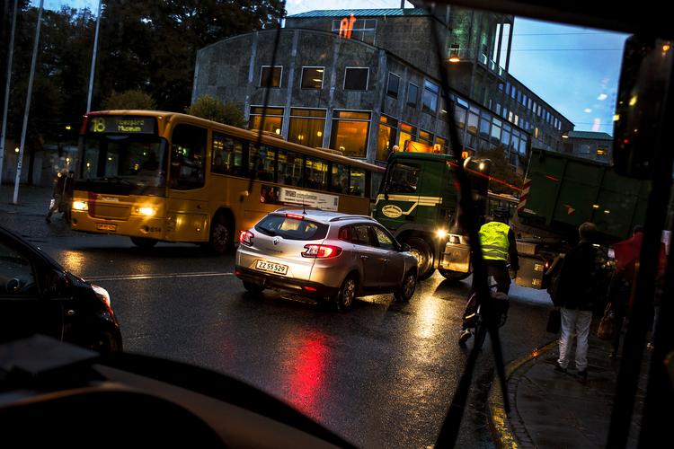 Over 800 buschauffører er søndag samlet i Odense til stormøde i transportgruppen i fagforeningen 3F. De oplever, at der ikke er lagt nok tid ind til trafikpropper, snevejr, uheld eller pauser og kundepleje i køreplanerne. Pedersen Mikkel Berg/POLFOTO