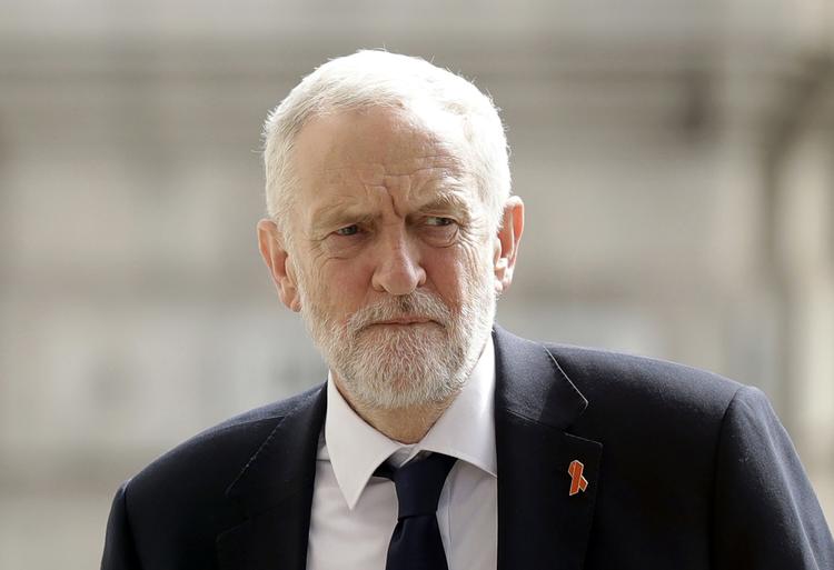 Ifølge Labour-lederen Jeremy Corbyn er det udkast til en aftale, som Theresa May har forhandlet på plads med EU, uacceptabel. I dag har partiet ikke stemmer nok til at bremse brexit, men han finder det ikke usandsynligt med et snarligt valg og dermed chancen for en ny politisk situation. Matt Dunham/AP