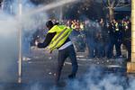 409 blev såret, da omkring 3500 franskmænd i går demonstrerede mod stigende benzinpriser og reformer, som Emmanuel Macron gennemfører. Fred Tanneau/Ritzau Scanpix