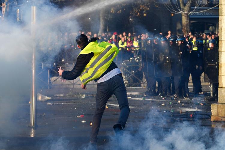 409 blev såret, da omkring 3500 franskmænd i går demonstrerede mod stigende benzinpriser og reformer, som Emmanuel Macron gennemfører. Fred Tanneau/Ritzau Scanpix