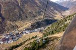 Trods at Obergurgl ligger i 1.900 meters højde er der ingen sne i sigte på sæsonåbningsdagen 15. november, når man kigger ned fra Festkoglbahn. Per Munch