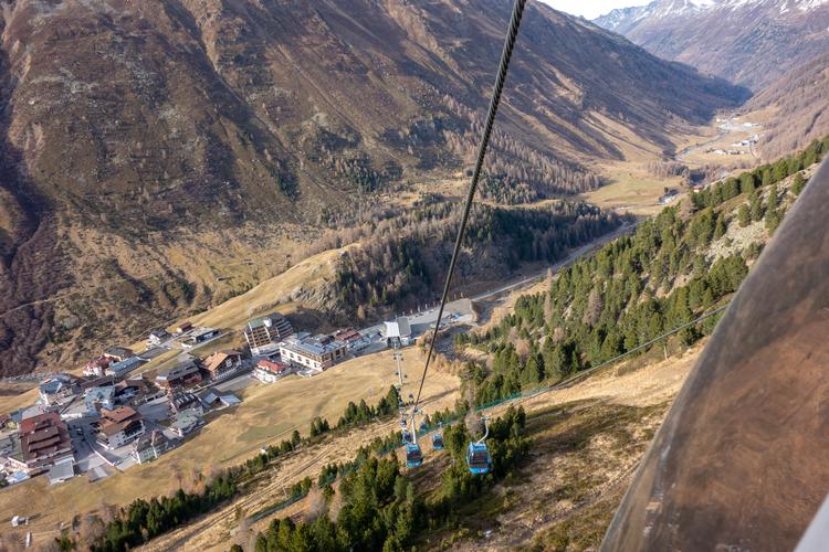 Trods at Obergurgl ligger i 1.900 meters højde er der ingen sne i sigte på sæsonåbningsdagen 15. november, når man kigger ned fra Festkoglbahn. Per Munch