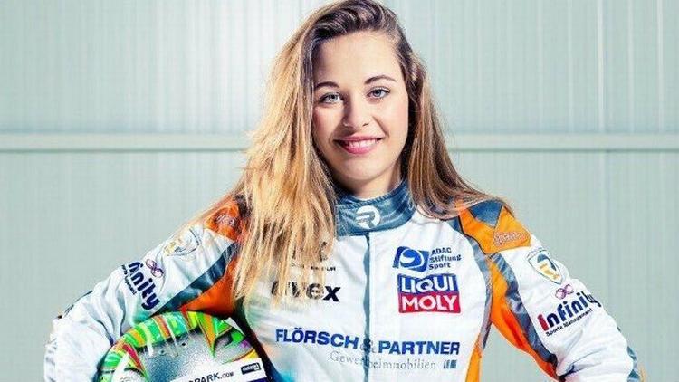 Sophia Flörsch kører i formel 3 for det hollandske Van Amersfoort Racing. 
