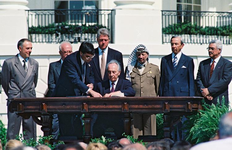 »Man ved jo allerede hvordan det ender«, og det gør ondt at se på Israel og Palæstinas fredsforsøg i 1992 siger dagens tv-anmelder. Ohayon Avi/DR