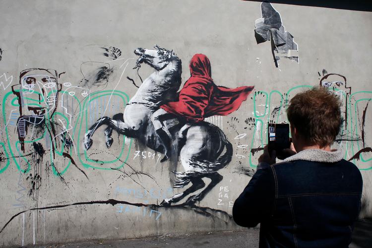 Efter at Banksy destruerede sit eget værk til 9 mio. kr., er han rykket op i hierarkiet af provokatører og skandalemagere. Thibault Camus/AP