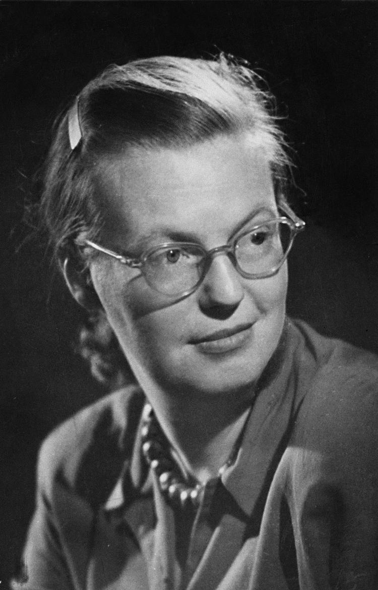 I 1951 var Shirley Jackson blot 35 år, men allerede kendt i Amerika som en af de største  horrorforfattere på daværende tidspunkt. Men hun var også mor til fire og gift med en anerkendte litteraturkritikker og måtte ved siden af forfatterskabet holde hus og hjem. Jackson nåede at udgive seks romaner og et væld af noveller før hun 13 år senere, i 1965, døde af et hjertestop, blot 48 år gammel. Foto: AP/AP