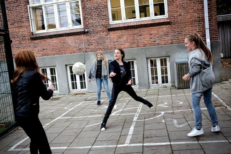 Børn og unge har om nogen førstehåndserfaringer med de mange institutioner, som  voksne laver og putter dem ned i. Børn er de eneste, der reelt ved, hvordan det for eksempel er at gå i heldagsskole. Nanna Navntoft/POLFOTO