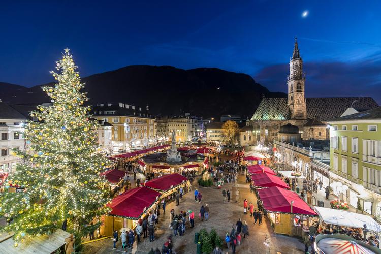 Markedet i Bolzano har op til 80 stande samt et minitog og en karrusel, der kan glæde enhver barnlig julesjæl. Italian National Tourist Board