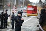 Politiet arbejder på stedet på Karen Blixens Boulevard i Brabrand, hvor en politipatrulje skød og sårede en mand, der angreb patruljen. Manden er i kritisk tilstand. 
   Jens Dresling/POLFOTO